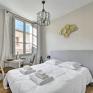  Appartement Au Coeur Des Papes, Dans Batisse De Charme & En Coeur De Frankrijk